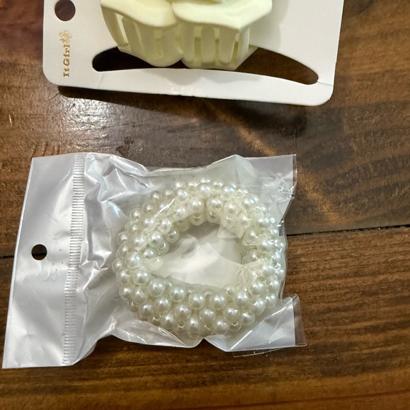 Floral and Pearl Hair Accessories Set - Picture 3 of 8